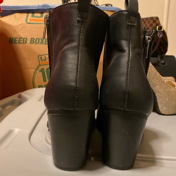 Chelsea Boot - Picture 2 of 5
